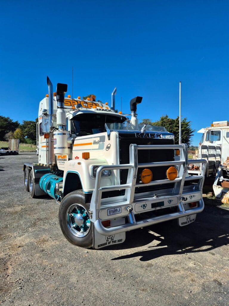 Heavy haulage Mack